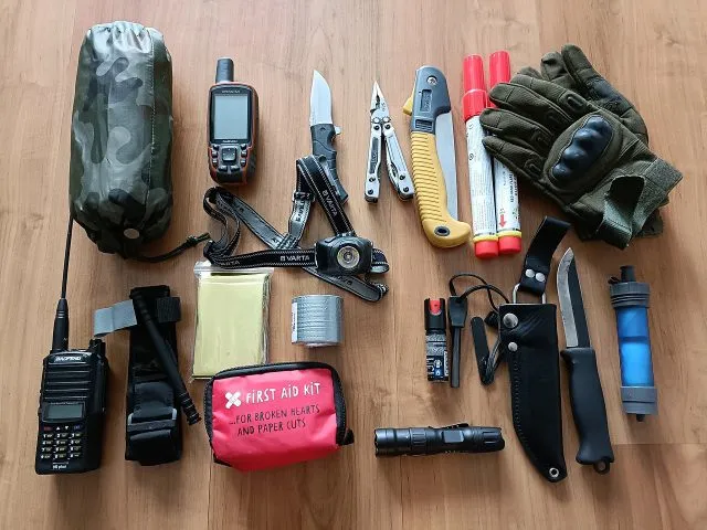 Praktyczne akcesoria, które warto mieć przy sobie nie tylko w trakcie survivalu
