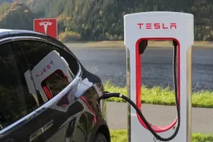 Dlaczego auto paruje od środka? Sprawdź przyczyny i rozwiązania
